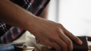 Marangozun iş yerindeki videosu. 8K 'da kırmızı helyum kamerayla çekildi.