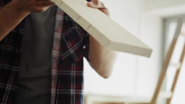 Vidéo Suivi Menuisier Regardant Morceau Planche Tourné Avec Caméra Hélium — Video