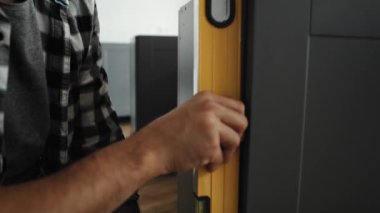 Ruh seviyesini kullanan adamın videosunu kapat. 8K 'da kırmızı helyum kamerayla çekildi.