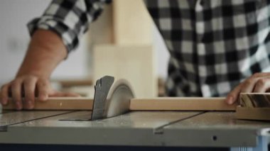 Dairesel testere ile kesme videosunu kapat. 8K 'da kırmızı helyum kamerayla çekildi.