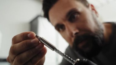 Menteşeleri kablosuz tornavidayla düzüşme videosunu kapat. 8K 'da kırmızı helyum kamerayla çekildi.