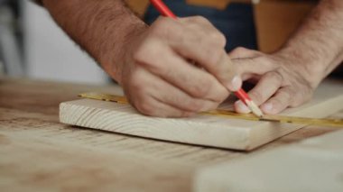 Marangozun tahtayı kesme çizgilerini işaretlediği video. 8K 'da kırmızı helyum kamerayla çekildi.