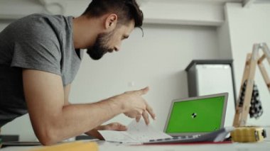Bir video konferans sırasında insanların projeleri tartıştığı statik bir video. 8K 'da kırmızı helyum kamerayla çekildi.