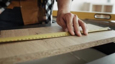 Marangozun sörf tahtaları için kesik çizgiler tasarladığı video. 8K 'da kırmızı helyum kamerayla çekildi.