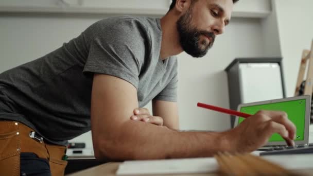 Vidéo Menuisier Faisant Des Calculs Ordinateur Tourné Avec Caméra Hélium — Video