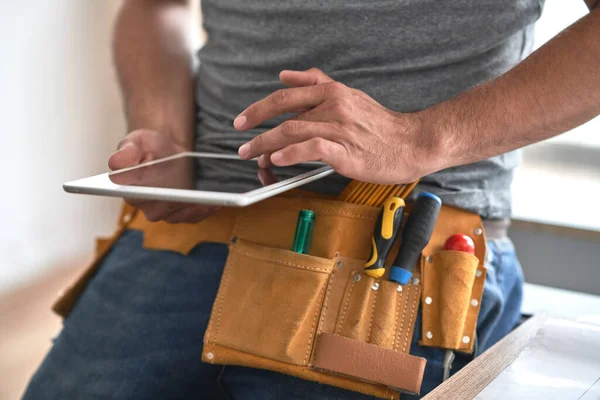 Sluiten Van Timmerman Met Gereedschapsriem Scrollen Digitale Tablet — Stockfoto