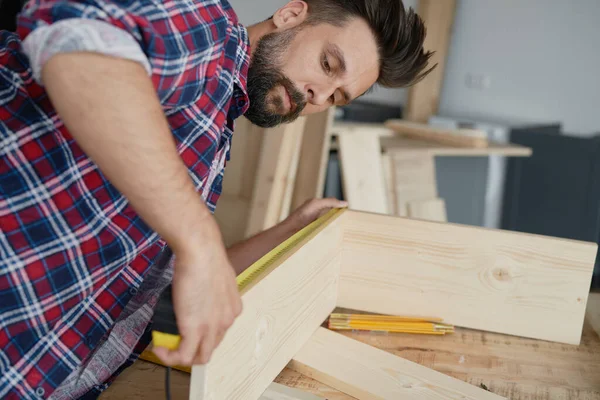 Seitenansicht Des Tischlers Messung Holzplanke — Stockfoto