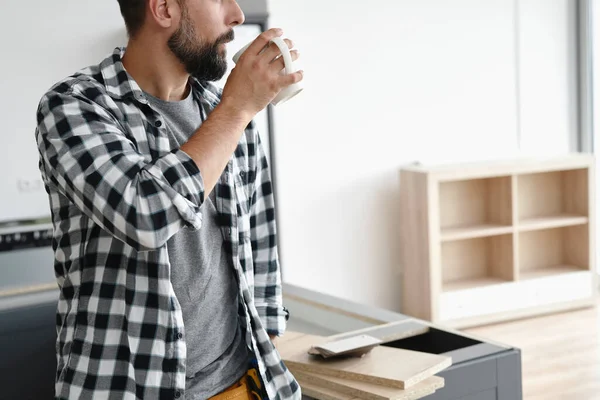 无法辨认的人在工作休息时喝一杯咖啡 — 图库照片