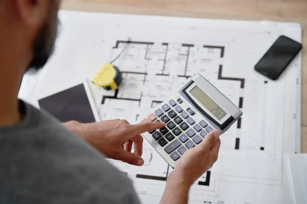 Arquiteto Usando Uma Calculadora Para Calcular Área Utilizável — Fotografia de Stock