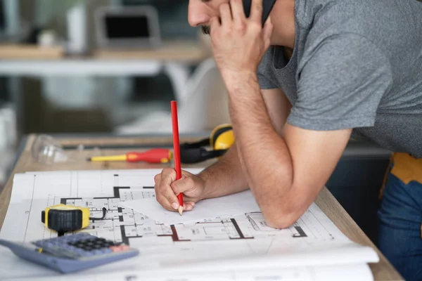 Mannen Noteren Afspraken Tijdens Een Gesprek Met Klant — Stockfoto