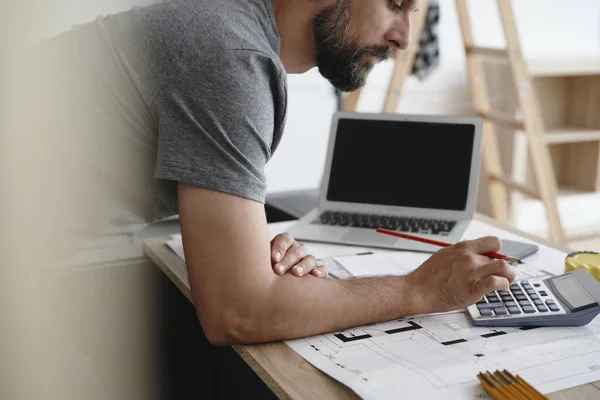 Homem Vista Lateral Usando Uma Calculadora Para Calcular Área Utilizável — Fotografia de Stock