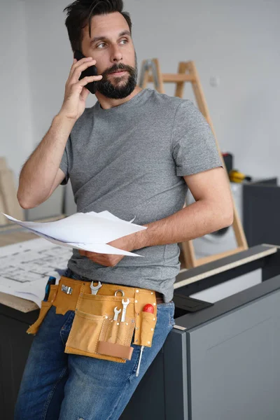 Tischler Berät Das Projekt Telefonisch Mit Dem Kunden — Stockfoto