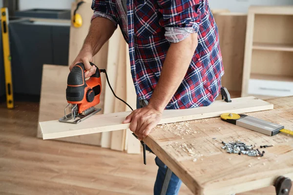 Carpinteiro Cortando Placas Para Tamanho Usando Quebra Cabeça — Fotografia de Stock