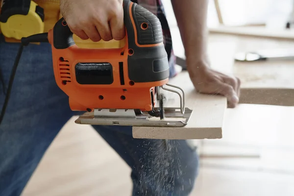 Primer Plano Madera Aserrada Con Rompecabezas Eléctrico — Foto de Stock