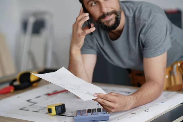 Timmerman Holding Plannen Praten Aan Telefoon — Stockfoto