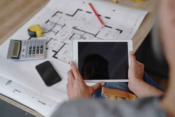 Bovenaanzicht Van Architect Met Digitale Tablet — Stockfoto