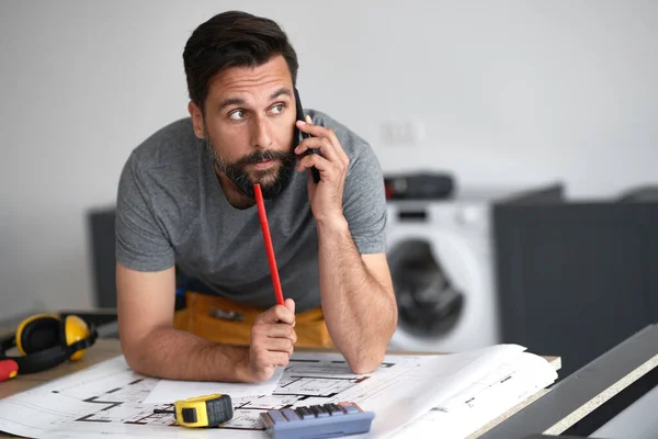 Elinde Planlar Olan Bir Adamın Telefonda Konuştuğu Manzara — Stok fotoğraf
