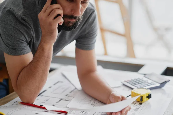 Serieuze Man Die Telefoneert Documenten Bekijkt — Stockfoto