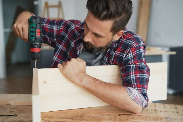 Carpenter Perçant Trou Dans Une Planche Bois — Photo