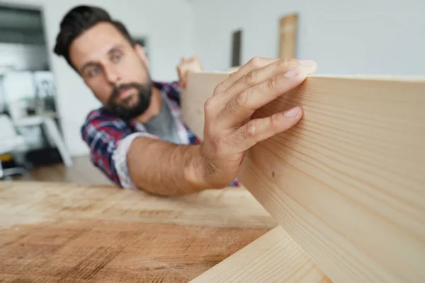 Carpinteiro Verificando Qualidade Madeira — Fotografia de Stock