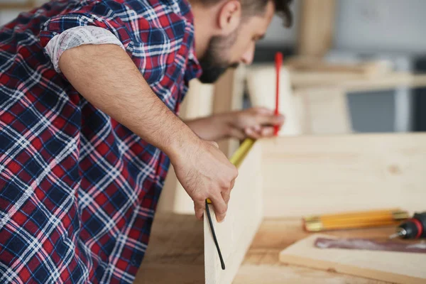 Vue Arrière Homme Mesurant Planche Bois — Photo