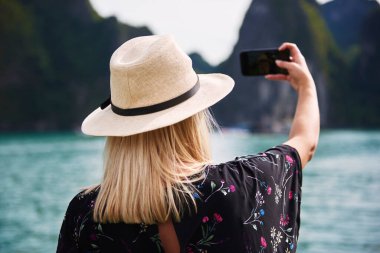 Kadının güzel doğanın arasında selfie çektiği arka plan görüntüsü.