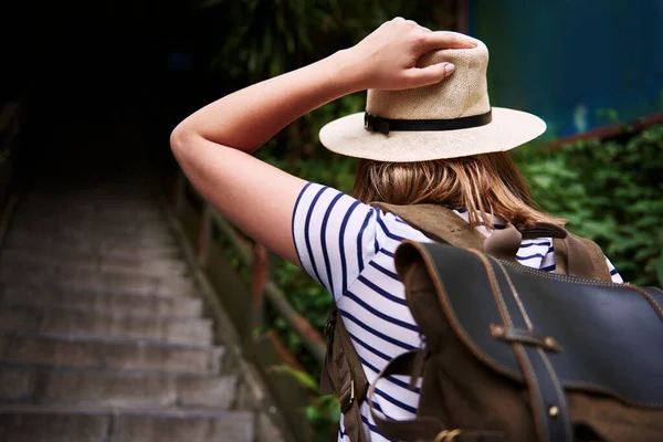 Вид Сзади Женщину Шляпе Взбирающуюся Лестнице — стоковое фото
