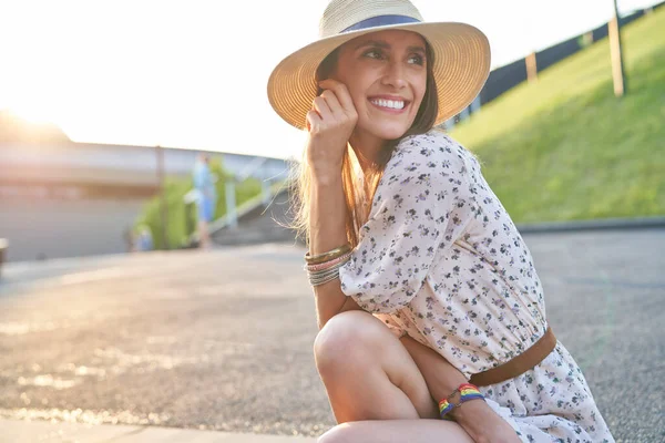Gün Batımında Şapkalı Güzel Bir Kadın Gülümsüyor — Stok fotoğraf