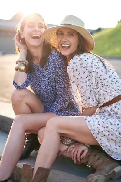 Duas Mulheres Bonitas Rindo Sentadas Luz Sol — Fotografia de Stock