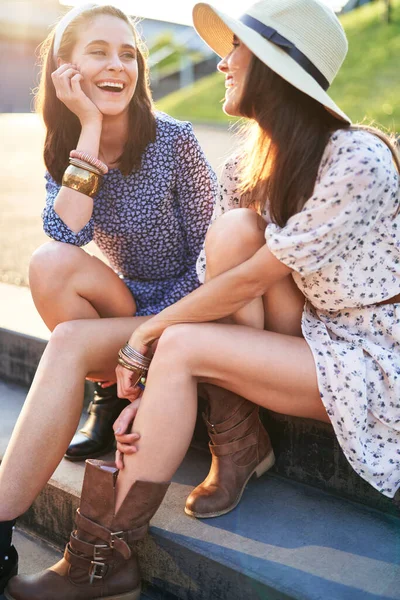 两个年轻的笑女人坐在阳光下 — 图库照片