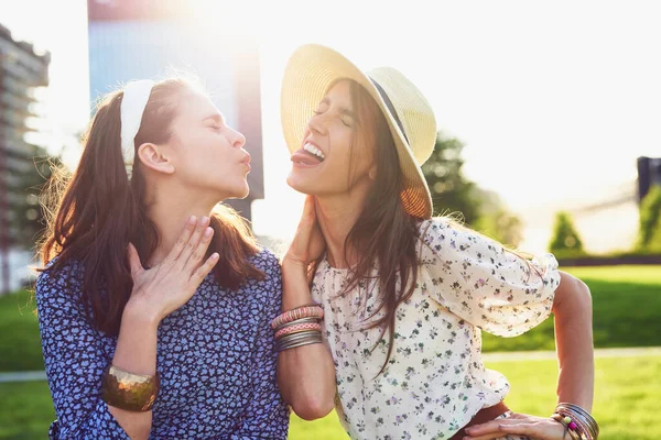 Duas Mulheres Com Rosto Engraçado Sol — Fotografia de Stock