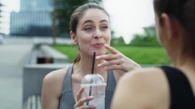 Antrenman kıyafetleriyle konuşan ve su içen kadınların videosu. 8K 'da kırmızı helyum kamerayla çekildi..