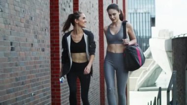 Eğitime giden iki güzel kadının videosu. 8K 'da kırmızı helyum kamerayla çekildi..   