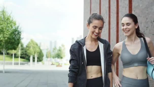 Video Von Zwei Frauen Die Trainingskleidung Gehen Und Reden Aufnahme — Stockvideo