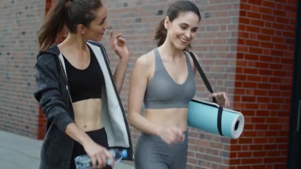 Vídeo Duas Mulheres Voltando Treinamento Conversando Tiro Com Câmera Hélio — Vídeo de Stock