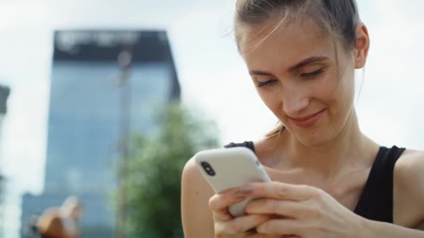 Primer Plano Vídeo Mujer Joven Con Teléfono Inteligente Aire Libre — Vídeo de stock