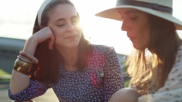 Vídeo Portátil Duas Mulheres Conversando Umas Com Outras Sol Tiro — Vídeo de Stock