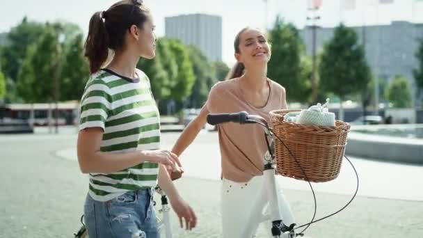 Vidéo Portable Deux Femmes Marchant Avec Vélo Blanc Tourné Avec — Video