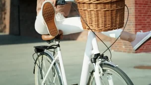 Vidéo Une Jeune Femme Heureuse Qui Amuse Vélo Tourné Avec — Video