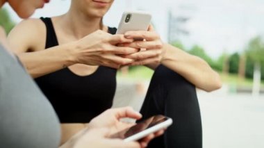Cep telefonu kullanan iki kadının videosunu kapat. 8K 'da kırmızı helyum kamerayla çekildi.. 