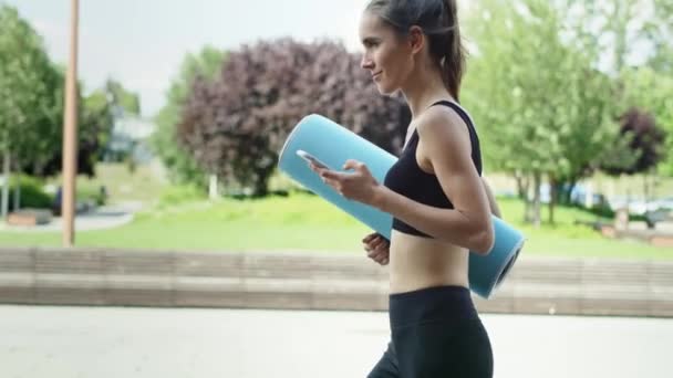 Vidéo Femme Avec Téléphone Marchant Dans Des Vêtements Entraînement Extérieur — Video