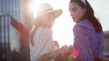 Arka planda yürürken kucaklaşan kadınların videosu var. 8K 'da kırmızı helyum kamerayla çekildi.. 