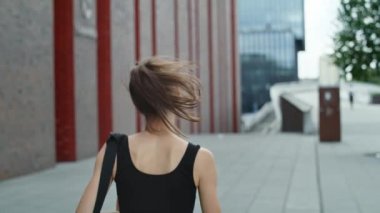 Eğitime giden kadın videosu. 8K 'da kırmızı helyum kamerayla çekildi.. 