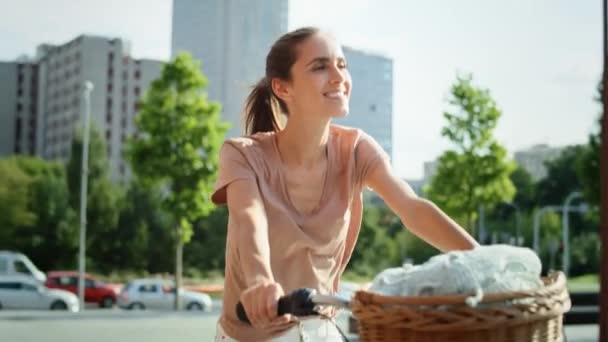 一个快乐的年轻女人骑自行车去的视频 用8K的红色氦相机拍摄 — 图库视频影像