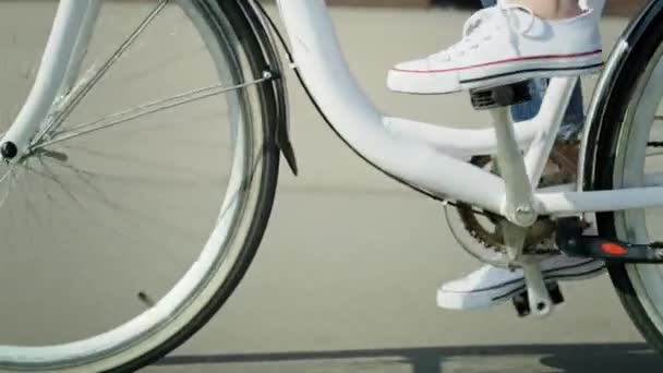 Close Video Riding City Bike Shot Red Helium Camera — Stock Video