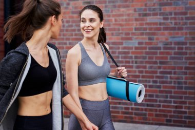 Eğitimden dönen ve konuşan iki kadın.                               