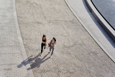 Eğitime giden iki mutlu kadının en iyi görüntüsü.                               