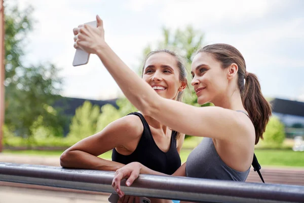 Dos Mujeres Atléticas Tomando Una Selfie —  Fotos de Stock