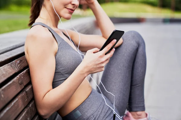 Close Van Vrouw Het Schrijven Van Berichten Telefoon Buiten — Stockfoto