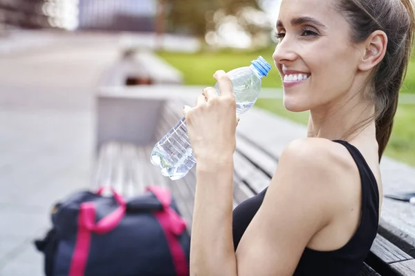 Szczęśliwa Wysportowana Kobieta Pijąca Wodę Treningu — Zdjęcie stockowe